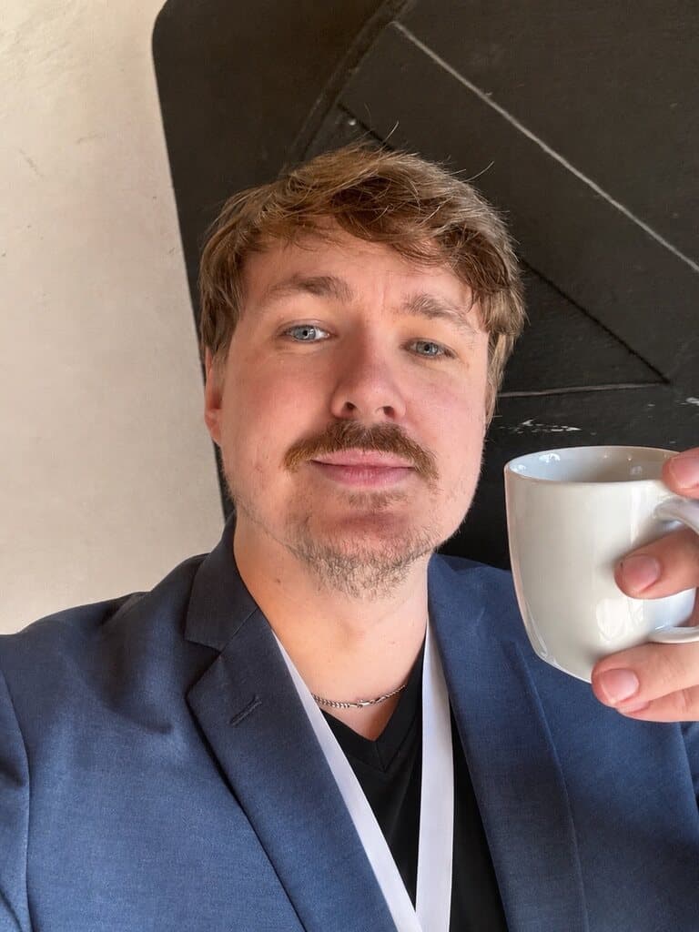 Ivar André Knutsen med en kaffekopp, klar for en kaffeprat i Tønsberg